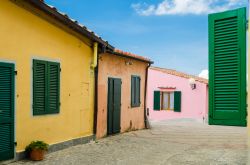 Le facciate colorate delle abitazioni in una stradina di Capoliveri, Isola d'Elba, Toscana.
