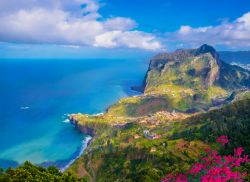 Vista aerea delal città di Faial e la regione di Santana sulla costa dell'isola di Madeira, Portogallo