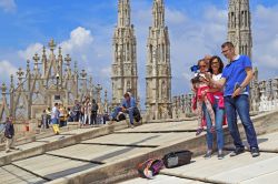Famiglia in gita a Milano, la salite sul tetto panoramico del Duomo. - © goga18128 / Shutterstock.com