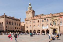 Una famiglia in Piazza Maggiore, in centro a ...