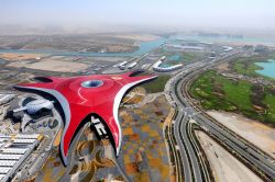Ferrari World, Abu Dhabi: come si può vedere da quest'immagine aerea, è una struttura enorme che racchiude il mondo della casa automobilistica di Maranello, una commistione ...