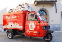 Festa del Torrone a Cremona, un furgoncino della sperlari nel centro storico - © marco7r7 / Shutterstock.com