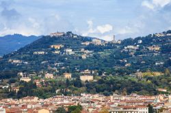 Fiesole, periferia della città di Firenze, Toscana. Sorge su un doppio colle che sovrasta le valli dell'Arno e del Mugnone, a circa sei chilometri da Firenze.

