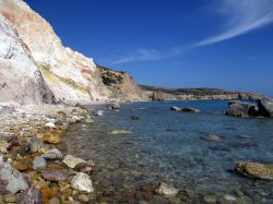 Firiplaka, Milos: e sfumature delle rocce ricordano quelle di una torta. Bianco candido, giallo e rosa sono gli incredibili colori di questo tratto di costa nella parte meridionale di Milos. ...