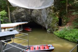 Uno scorcio del fiume Punkva con le grotte di Blansko, Repubblica Ceca. Queste grotte sono immerse nella natura e circondate da boschi.
