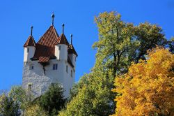 Foliage autunnale a Kaufbeuren, città della Baviera, con la celebre Torre dei Cinque Bottoni sullo sfondo (Germania).
