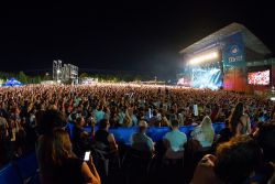Folla ad un concerto by night al FIB Festival di Benicassim, Spagna - © Christian Bertrand / Shutterstock.com