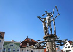 Fontana con gruppo scultoreo nel centro cittadino di Kempten, Germania - © cityfoto24 / Shutterstock.com