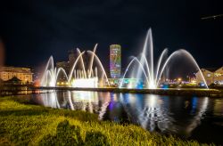 La fontana danzante sul lago di Ardagani a Batumi, Georgia. Luci e zampilli musicali sono stati installati nel 2009 - © remzik / Shutterstock.com