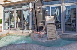 Fontana davanti a un ristorante di San Vincenzo, Toscana - © Sergei Afanasev / Shutterstock.com