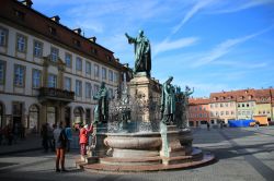 Fontana in piazza Maximilian nella città di Bamberga nei pressi di Bayreuth, Germania. La statua è dedicata all'imperatore Massimiliano I° - © ALESHKIN VIACHESLAV ...