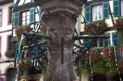 Francia: un'antica fontana nella cittadina di Kaysersberg, uno dei più bei borghi dell'Alsazia - foto © Pack-Shot / Shutterstock.com