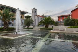 La grande fontana nel centro storico di Torbole, provincia di Trento, con la chiesa di Santa Maria sullo sfondo - © Roka / Shutterstock.com