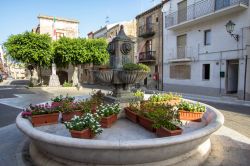 Una fontana nella piazza principale di Lascari in Sicilia