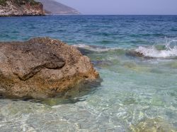 Formazioni rocciose nella Riserva dello Zingaro a Scopello, Sicilia. Si tratta di uno dei pochissimi tratti della costa siciliana a non essere contaminata dalla presenza di una strada litoranea ...