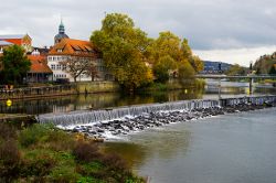 Foto autunnale della Weser a Hameln, Germania. Foliage con i colori dell'autunno in questa immagine che ritrae un tratto del fiume che attraversa la città della Bassa Sassonia - © ...