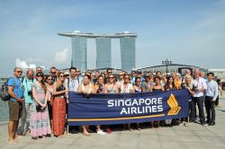 Foto di gruppo per i vincitori del contest fotografico promosso dalla Singapore Airlines in occasione dei 50 anni di indipendenza della città stato. A fare da sfondo il Singapore River ...