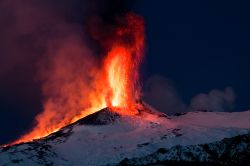 Una spettacolare immagine notturna dell'Etna durante un'eruzione - © RZ Design / Shutterstock.com