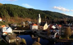 Foto panoramica di Rozmberk nad Vltavou, Repubblica Ceca. A fare da cornice alla città è un'avvolgente barriera di montagne che con i mille colori della sua vegetazione rende ...