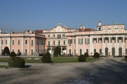 Fotografia di Palazzo Estense a Varese, Lombardia. Il progetto di costruzione si deve all'ingegnere Giuseppe Antonio Bianchi che che curò anche il parco.

