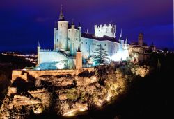 Veduta nottuna dell'Alcazar di Segovia, Spagna ...