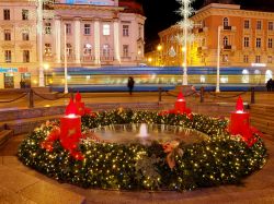 Fotografia notturna della fontana Mandusevac a Zagabria, Croazia. Situata nella piazza centrale della capitale, alla base di questa fontana si trova la sorgente che sino alla fine del XIX° ...