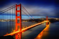 Fotografia notturna del Golden Gate a San Francisco (USA).
