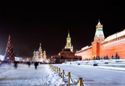 Natale sulla Piazza Rossa di Mosca, Russia - Immagine by night della celebre piazza di Mosca fotografata durante il periodo natalizio. Piazza Rossa è uno dei luoghi preferiti dai moscoviti ...