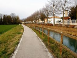 Fratta Polesine, una bella pista ciclabile in provincia di Rovigo, sud del Veneto