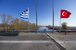 La frontiera greco-turca sul ponte sopra il fiume Evros, Tracia, Grecia. La linea grigia indica l'esatto punto in cui le due terre s'incontrano e separano.

