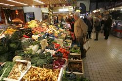 Frutta e verdura fresca al mercato coperto di Narbonne, Francia - © david muscroft / Shutterstock.com