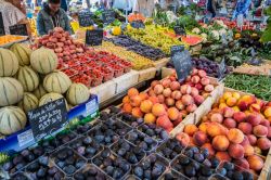 Frutta e verdura in un mercato agricolo di Sanary-sur-Mer, Francia - © timsimages.uk / Shutterstock.com