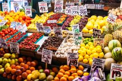 Frutta e verdura in una bancarella del Pike Place Market di Seattle (Washington): aperto nel 1907, questo mercato è oggi uno dei più antichi della città - © DeymosHR ...