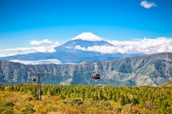 Funivia di Owakudani e monte Fuji a Hakone, Giappone - La più alta montagna del Giappone, con la sua cima innevata dieci mesi l'anno, fa da cornice alla funivia che accompagna sino ...