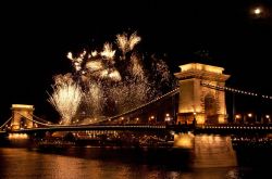 Fuochi d'artificio sul Danubio a Budapest, Ungheria - Atmosfera a dir poco fiabesca per questa immagine notturna di Budapest illuminata con i colori dei fuochi d'artificio. A rendere ...