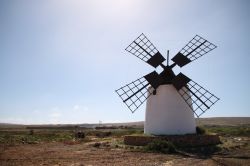 Ilanos de la Concepcion, Fuerteventura, Spagna - Un mulino a vento che si erge in modo così convincente sul panorama circostante non si trova in Olanda ma a pochi chilometri da Puerto ...