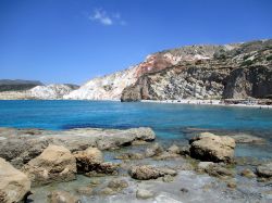 La spiaggia di Fyriplaka: è sicuramente una delle più belle di Milos. Si trova sulla costa meridionale dell'isola ed è idealmente divisa tra una parte con i chioschi ...