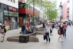 Gente a passeggio in Grimmaische Street a Lipsia (Germania) per fare shopping - © Tupungato / Shutterstock.com
