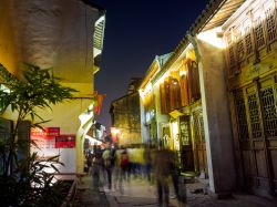 Gente a spasso di sera in una via della cittadina di Nanchang, Cina - © ARTRAN / Shutterstock.com