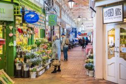Gente al Covered Market di Oxford, Inghilterra (UK). Questo mercato con negozi e bancarelle permanenti si trova all'interno di una grande struttura coperta del centro città - © ...