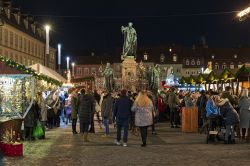 Gente al mercato natalizio in Maximilian Square di sera a Bamberga, Germania. Sullo sfondo, la fontana di Massimiliano I° realizzata nel 1888 - © Mikhail Markovskiy / Shutterstock.com ...