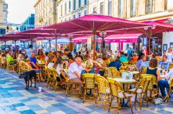 Gente in relax al ristorante nel centro di Nimes, Francia - © trabantos / Shutterstock.com