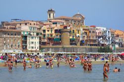 Gente in spiaggia a Nettuno, Lazio - © Canbedone / Shutterstock.com



