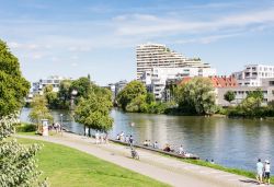 Gente lungo le sponde del Danubio a Nuova-Ulma, Germania - © manfredxy / Shutterstock.com