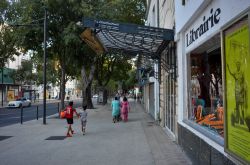 Gente passeggia lungo Boulevard Amiral Courbet a Nimes, Francia - © Coitelada / Shutterstock.com