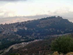 Geraci Siculo è un piccolo borgo di quasi 2.000 abitanti della città metropolitana di Palermo, in Sicilia.