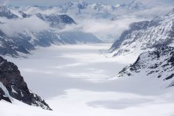 Il ghiacciaio dell'Aletsch, Alpi svizzere. E' meta di numerosi alpinisti e scialpinisti che ne risalgono il bacino per raggiungerne le vette; è inoltre una località di ...