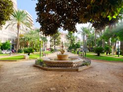 Giardino con fontana in un un parco cittadino di Alicante, Spagna.

