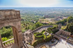 Giardino e fontana di Villa d`Este visti dall'alto a Tivoli, Lazio. Questo splendido parco, opera di Pirro Ligorio, si snoda fra terrazze e pendii; le fontane sono alimentate tramite il ...