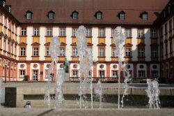 Giochi d'acqua in una fontana del centro cittadino di Bayreuth, Germania.

